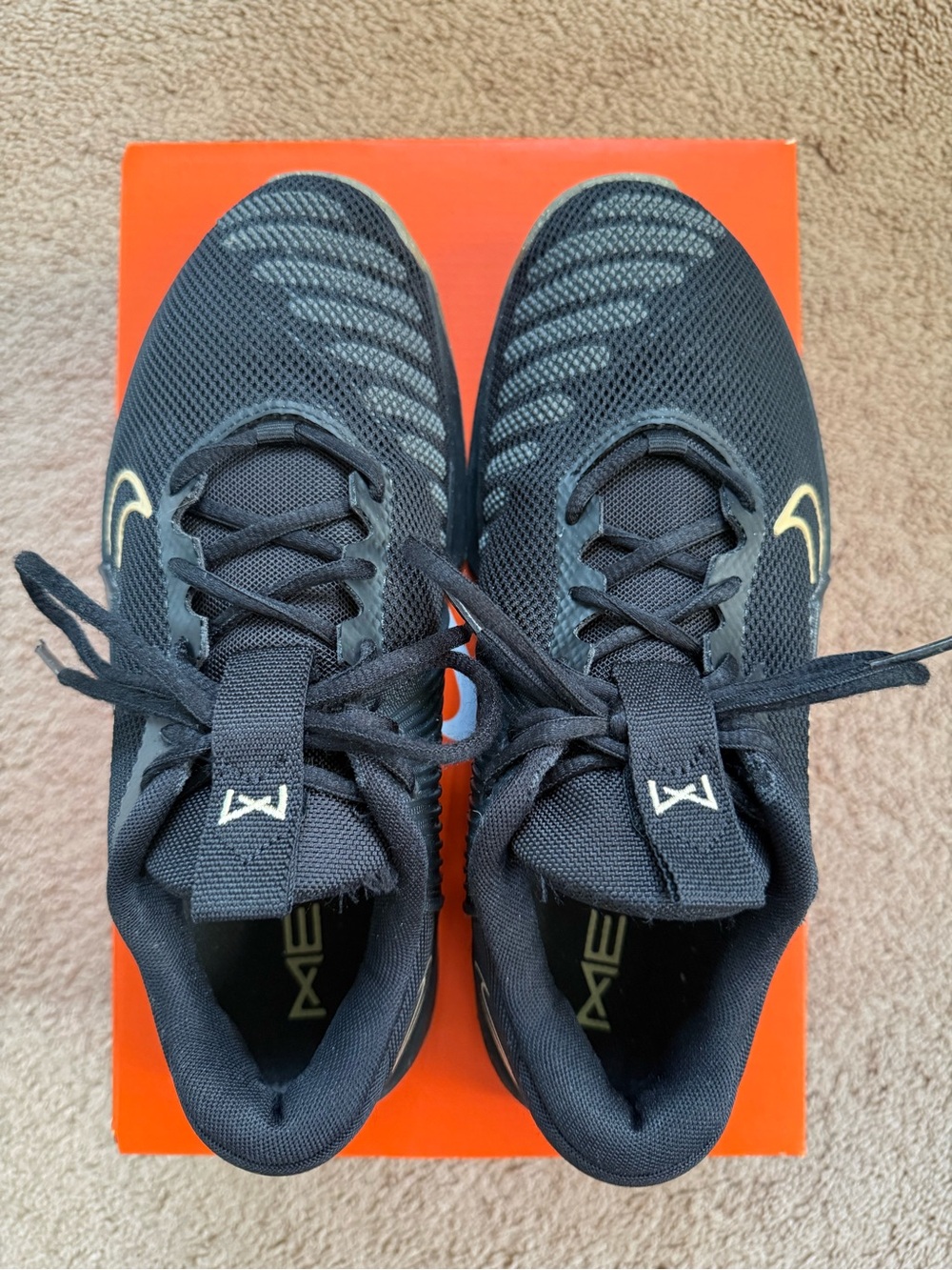 Nike Metcon 9 Men’s Black Sneakers with Gold Swoosh Size 8.5